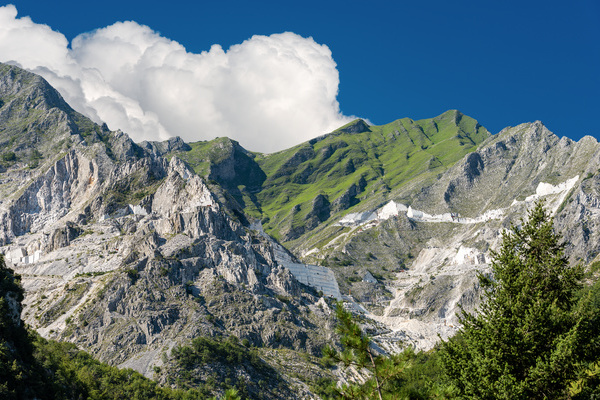  Weier Mamor-Steinbruch von Carrara in den Apuanischen Alpen