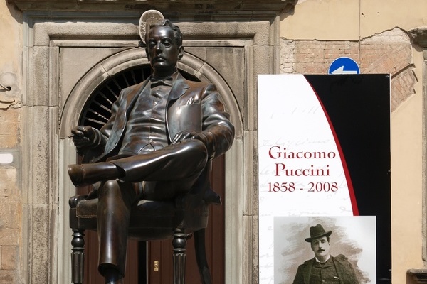 Bronzestatue von Giacomo Puccini vor dem Museo Puccini in Lucca